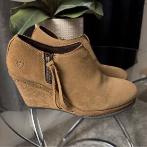 ariat suede ankle bootie plataform 9.5 B